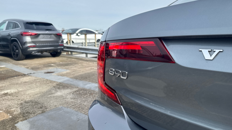 Volvo S90 2.0 D4 R DESIGN 4dr Geartronic Diesel Saloon